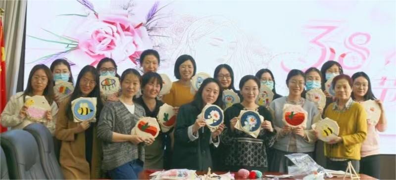 穿梭于方寸之間，感受傳統(tǒng)與現(xiàn)代的交融 ——農(nóng)墾中心舉辦“巧手展風(fēng)采，綻放‘她力量’”活動慶祝“三八”婦女節(jié)